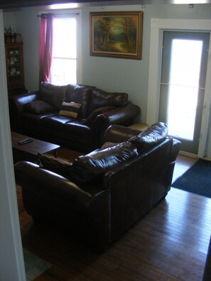 TV - A beautiful 5 bedroom 4 bath house with Stunning Ocean View in town of Digby (Digby)