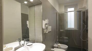 Douche, sĂšche-cheveux, bidet, serviettes fournies