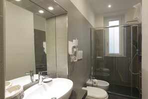 Dusch, hårtork, bidé och handdukar