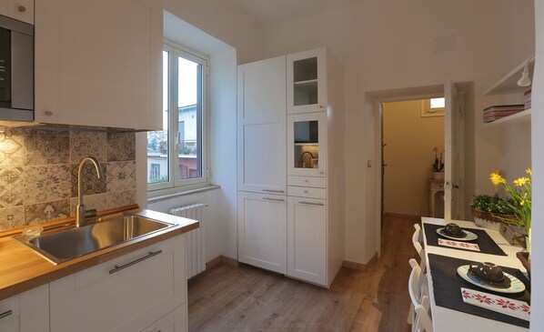 Kylskåp, mikrovågsugn, ugn och spishäll