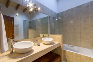 Ensemble douche/baignoire, sĂšche-cheveux, serviettes fournies, savon