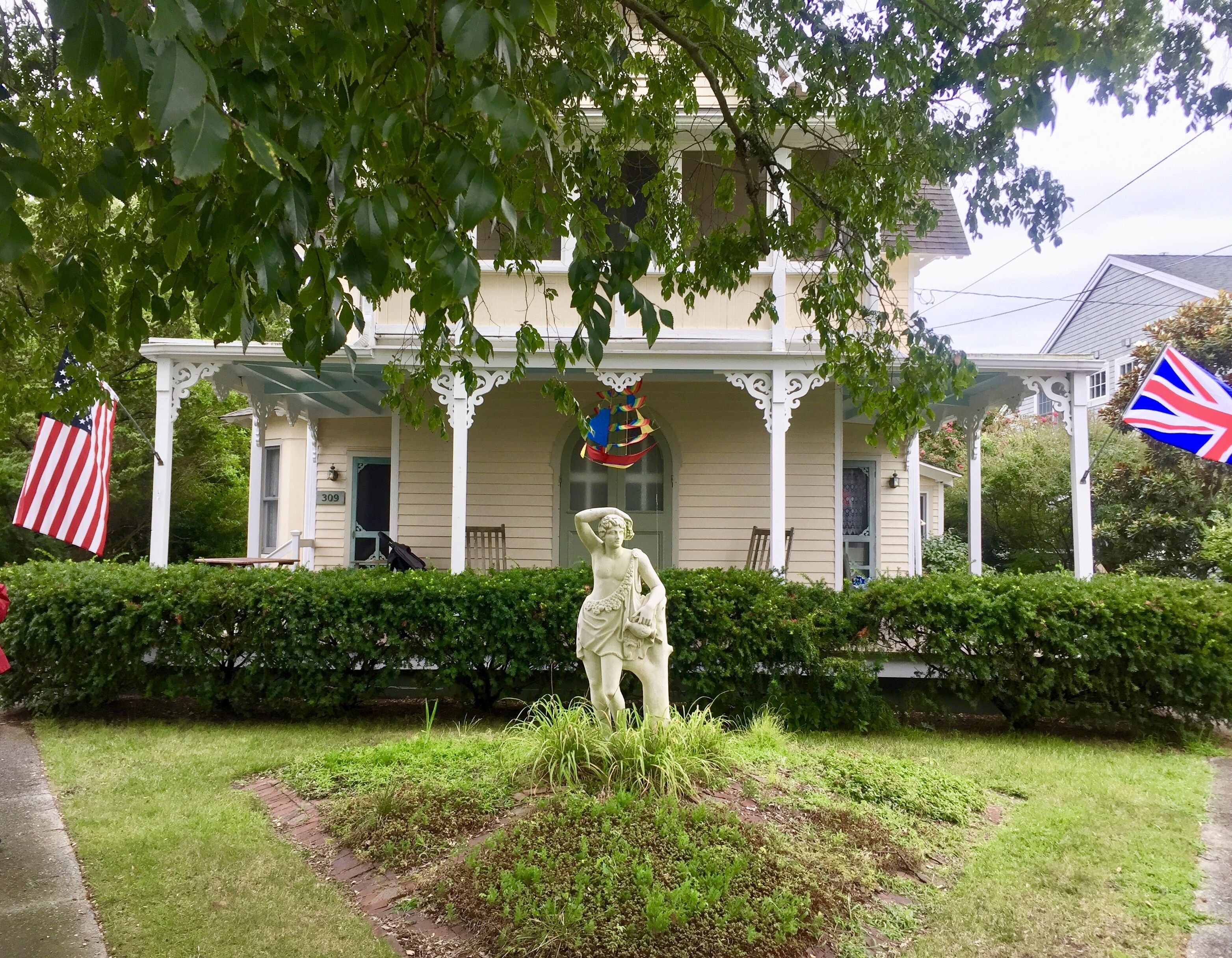 Victorian Charm at the Point, one block to beach
