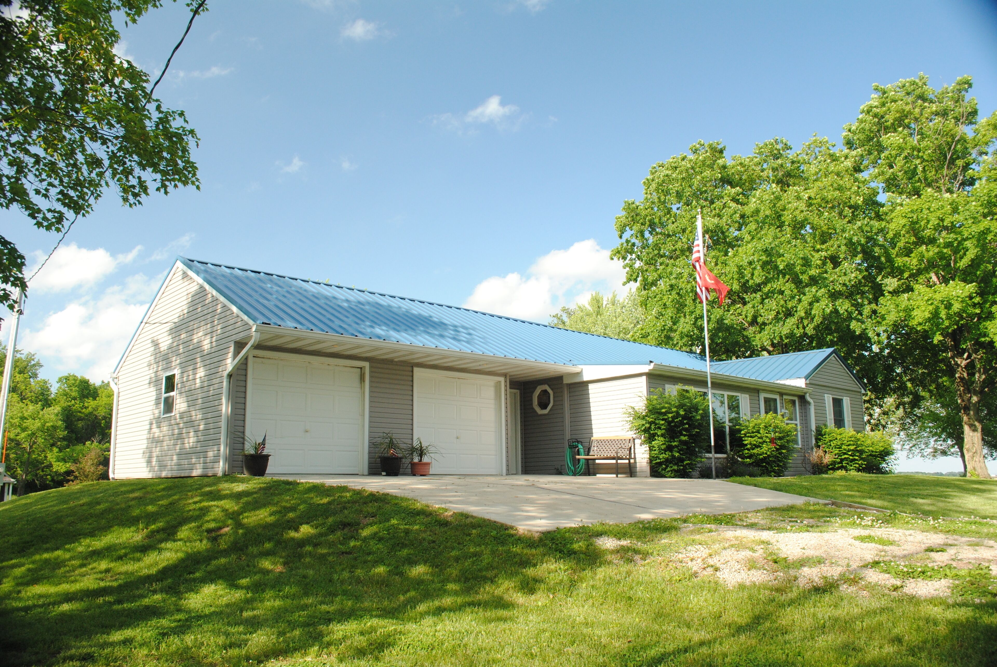 Wooded rural country estate near Lake Shelbyville and Illinois Amish country