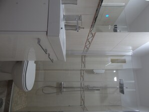 Haartrockner, Handtücher, Seife, Shampoo