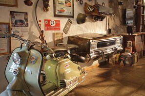 A vintage car collection with a vintage car, a motorcycle, and various memorabilia on display. - Posada del Sauce (Villa General Belgrano)
