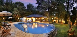 Indoor pool, seasonal outdoor pool, pool loungers - Posada del Sauce (Villa General Belgrano)