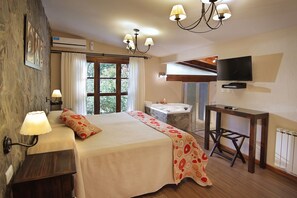 Double Suite, Jacuzzi | Duntäcken, minibar och värdeförvaringsskåp på rummet
