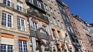 Una fila di edifici a più piani con balconi, ampie finestre e una decorazione a forma di cuore su una finestra.