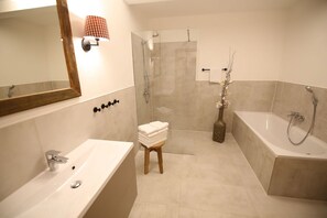 Haartrockner, Handtücher, Toilettenpapier