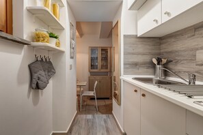 Réfrigérateur, four à micro-ondes, surface de cuisson, cafetière-théière