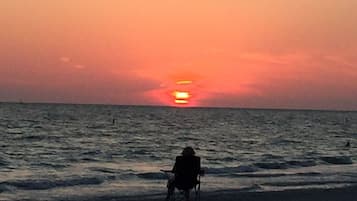 Beach nearby, sun loungers, beach towels