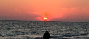 Adorable 1 Bedroom, 1 Bath guesthouse < 1block to Lido Beach