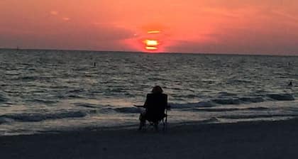 Adorable 1 Bedroom, 1 Bath guesthouse < 1block to Lido Beach
