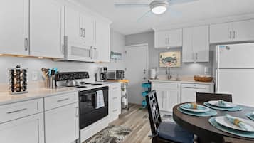 雪櫃、微波爐、焗爐、爐具