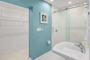 Ensemble douche/baignoire, sèche-cheveux, serviettes fournies, savon