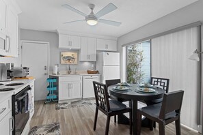 Jääkaappi, mikroaaltouuni, uuni, liesi