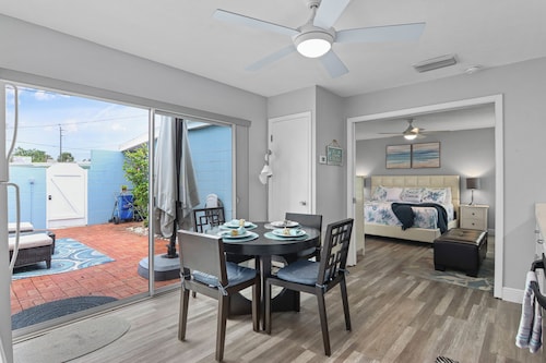 Adorable 1 Bedroom, 1 Bath guesthouse < 1block to Lido Beach