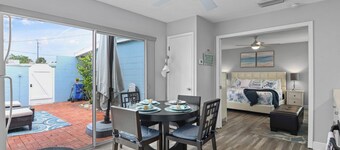 Adorable 1 Bedroom, 1 Bath guesthouse < 1block to Lido Beach