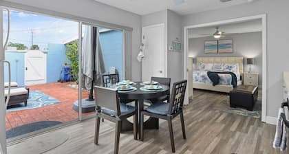 Adorable 1 Bedroom, 1 Bath guesthouse < 1block to Lido Beach