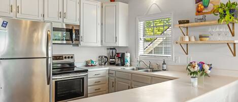 Refrigerador, microondas, horno y parrilla de estufa