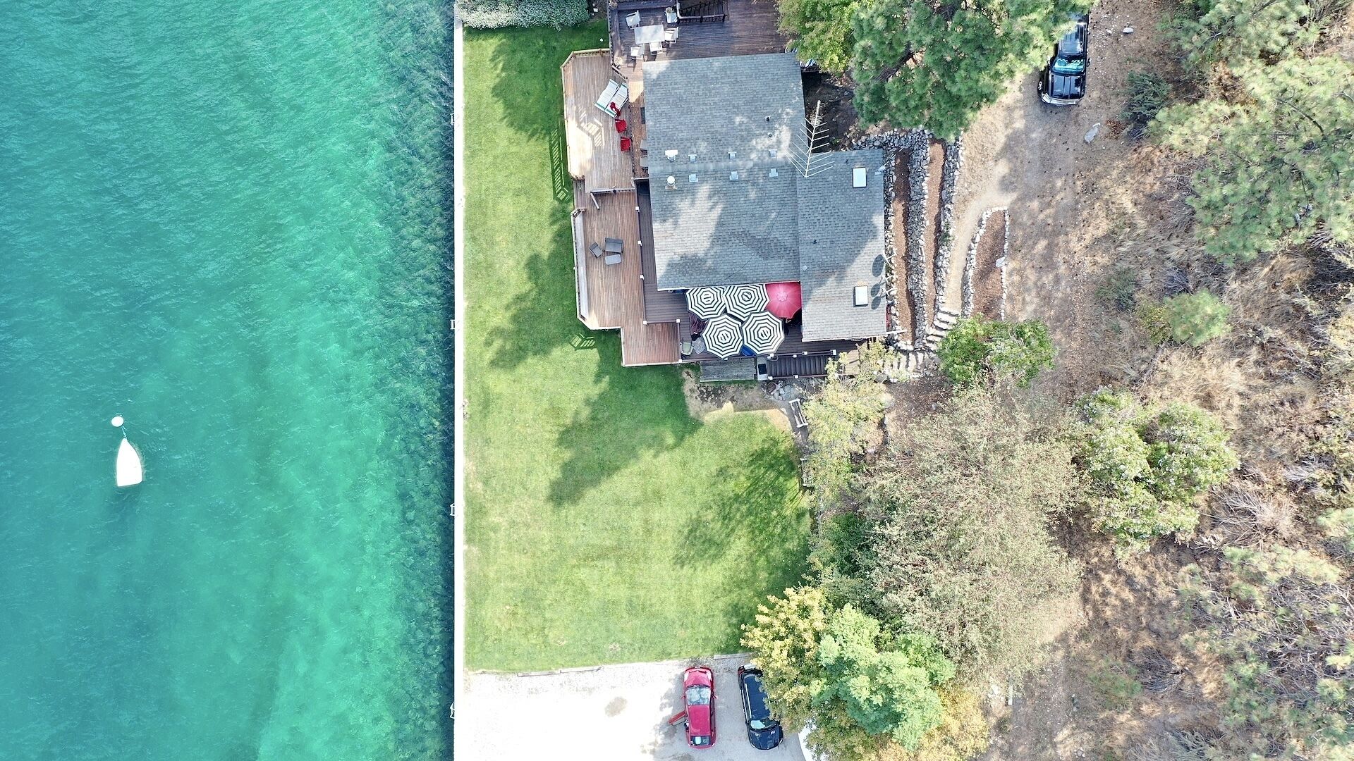 Lakeside Retreat: Cozy Condo, Steps to Lake Chelan, Free WiFi