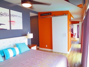 1 chambre, fer et planche à repasser, lit de bébé portatif
