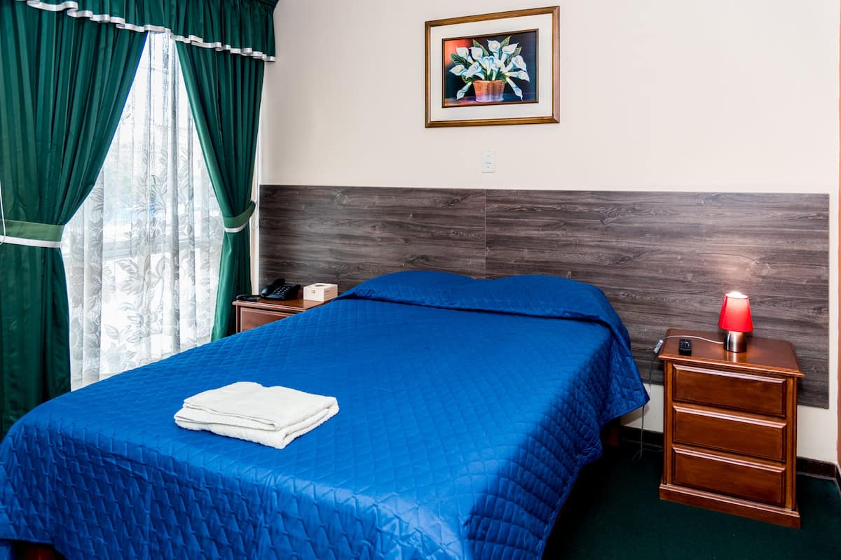 Blackout drapes, free WiFi, bed sheets