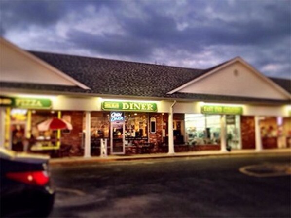 Restaurant - Newly Renovated Beach House Vineyards Farms Hampton's (Wading River)