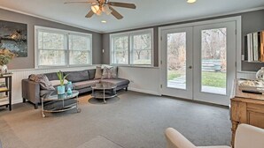 Living area - Sweet Retreat Luxury Southampton 4BR Pool & Jacuzzi (Southampton)