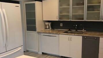 Private kitchen | Fridge, microwave, stovetop, dishwasher