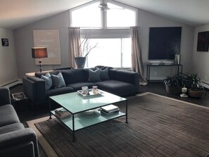 Wohnbereich | Fernseher, Kamin, DVD-Player