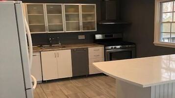 Private kitchen | Fridge, microwave, stovetop, dishwasher