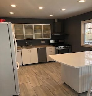 Private kitchen | Fridge, microwave, stovetop, dishwasher