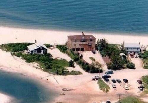 Dorey · Ocean Views Largest Beach House Directly on Beach!