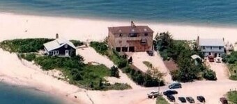 Dorey · Ocean Views Largest Beach House Directly on Beach!
