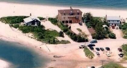 Dorey · Ocean Views Largest Beach House Directly on Beach!