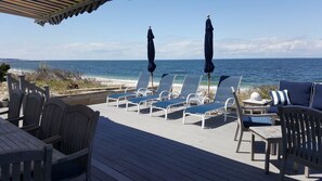 Maison, Plusieurs lits (Beautiful Waterfront Colonial) | Terrasse au soleil