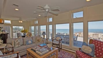 Ferienhaus, Mehrere Betten (Beautiful Waterfront Colonial) | Wohnbereich