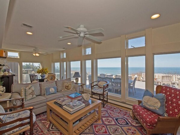 House, Multiple Beds (Beautiful Waterfront Colonial) | Living area