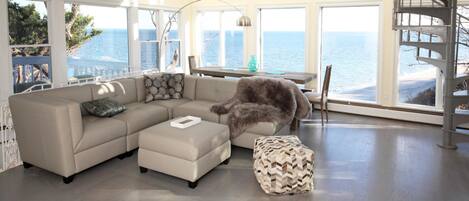 Hus - flera sängar (Amazing Home Private Beach North Fork) | Vardagsrum | Tv, eldstad, en tv-spelskonsol och dvd-spelare