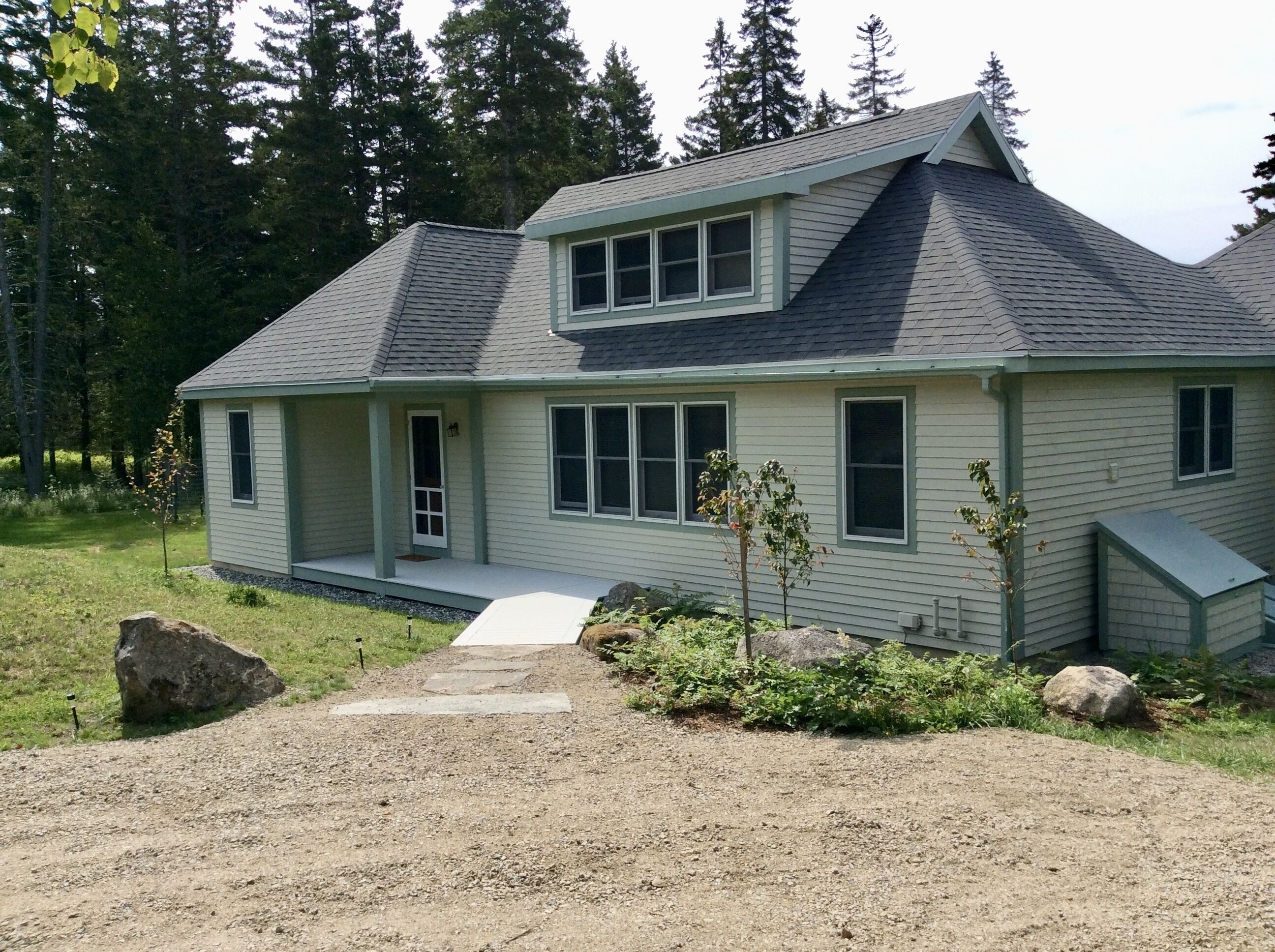 Comfortable, well-equipped waterfront cottage in magnificent private setting.