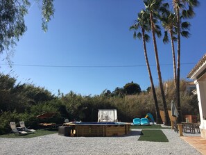 Alberca al aire libre por temporada y sombrillas en la alberca