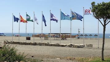 Playa en los alrededores, camastros y vóleibol de playa