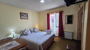 Klassieke tweepersoonskamer | Luxe beddengoed, donzen dekbedden, pillowtop-bedden