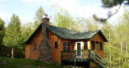 Söpö mökki, jossa poreallas 18 hehtaarin päässä Whiteface & Adirondackin villieläinsuojelualueelta