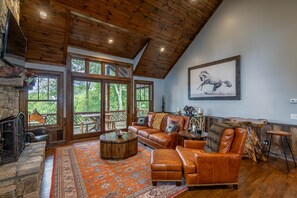 TV, fireplace - Prancing Horse at Eagles Nest - hot tub, great view, resort amenities, summer concerts! (Banner Elk)