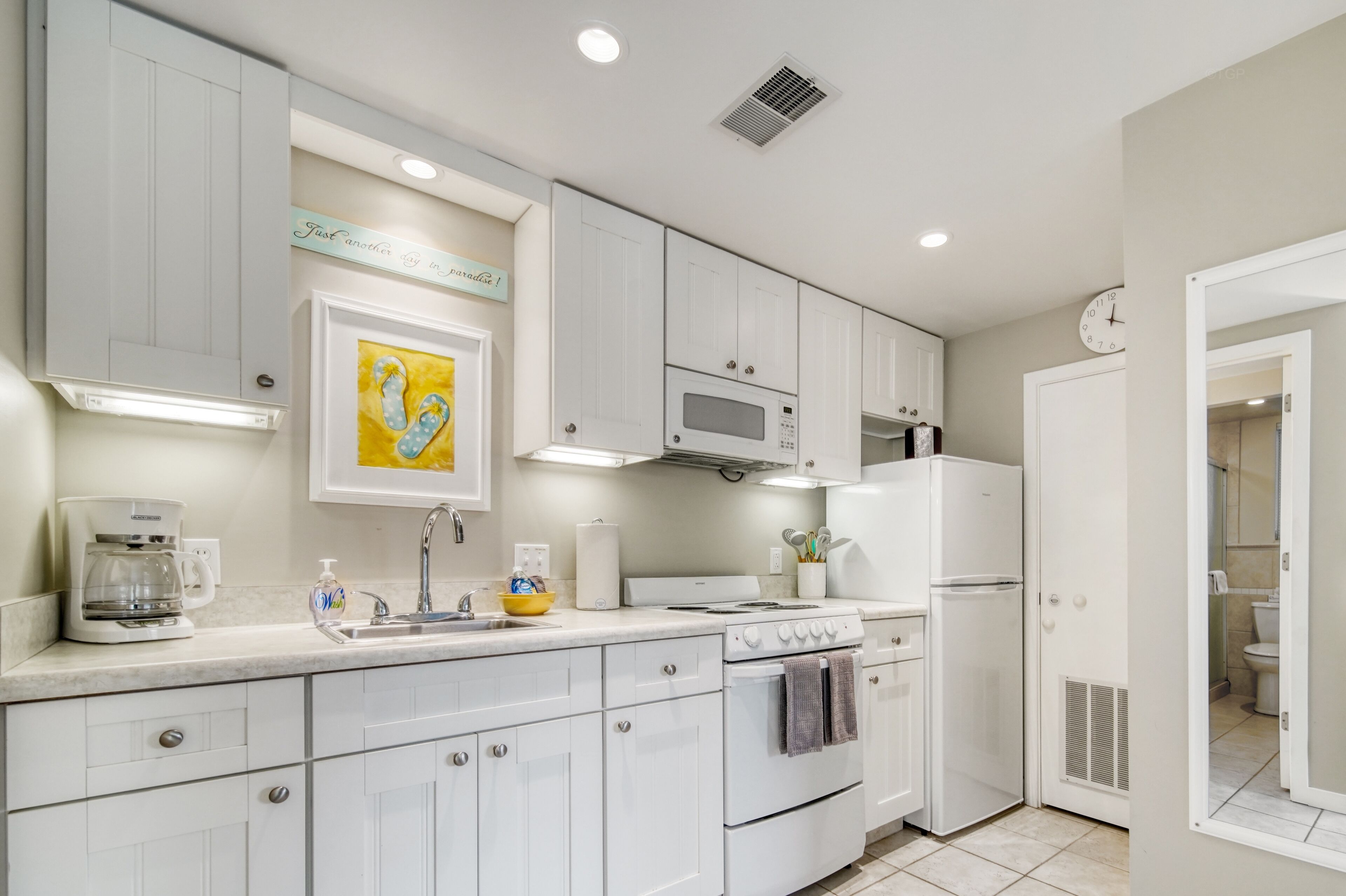 Fridge, microwave, oven, coffee/tea maker