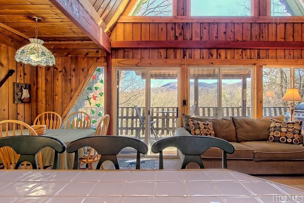Sky Valley Cabin: In the heart of it all + mountain views! Sleeps 10-14