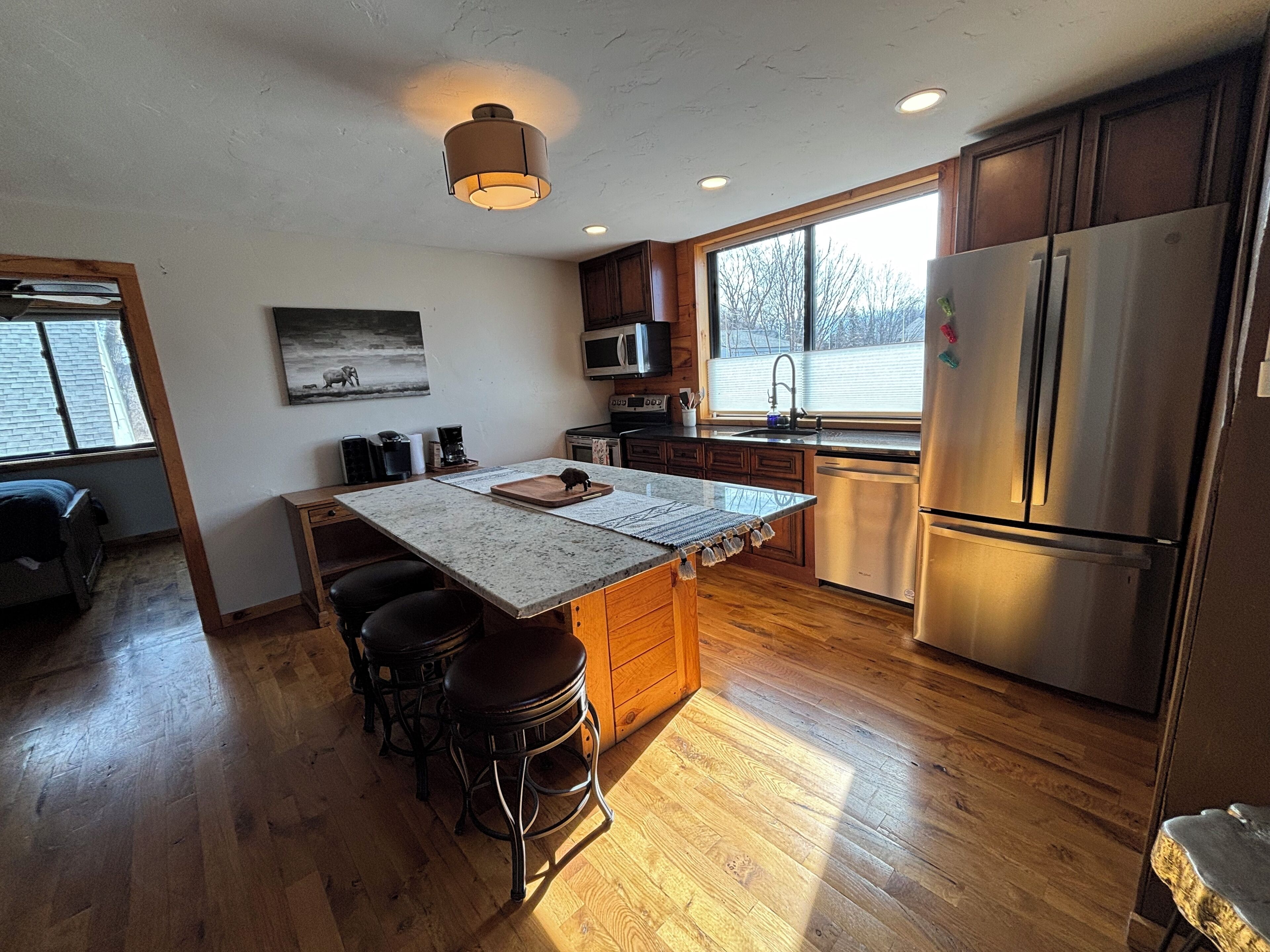 Jääkaappi, mikroaaltouuni, uuni, liesi