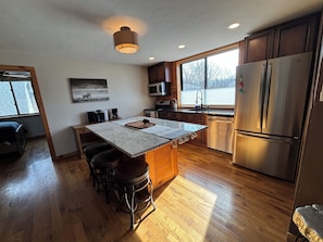 Jääkaappi, mikroaaltouuni, uuni, liesi